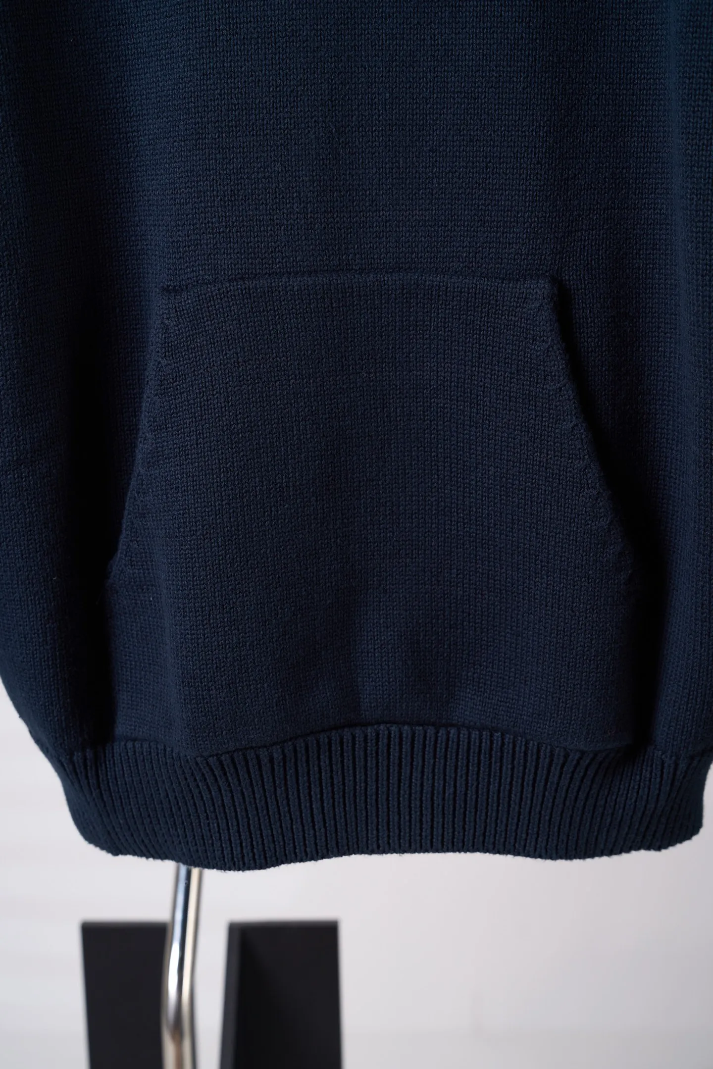 [Real auction] CELINE/Celine embroidered logo knitted hooded sweater [In Stock] S M L XL CELINE PARIS embroidered oversized version, hood, with adjustable drawstring, 1 kangaroo pocket, dropped shoulders, ribbed trim. The embroidery uses mixed color embroidery threads, and the 3D three-dimensional embroidery process is customized with brand letter embroidery. The total number of stitches is approximately 16,800. Ultra high density embroidery. Washing water for ready-made clothes, removes wool impurities, fixes water, fixes the pattern and adds hand feel.